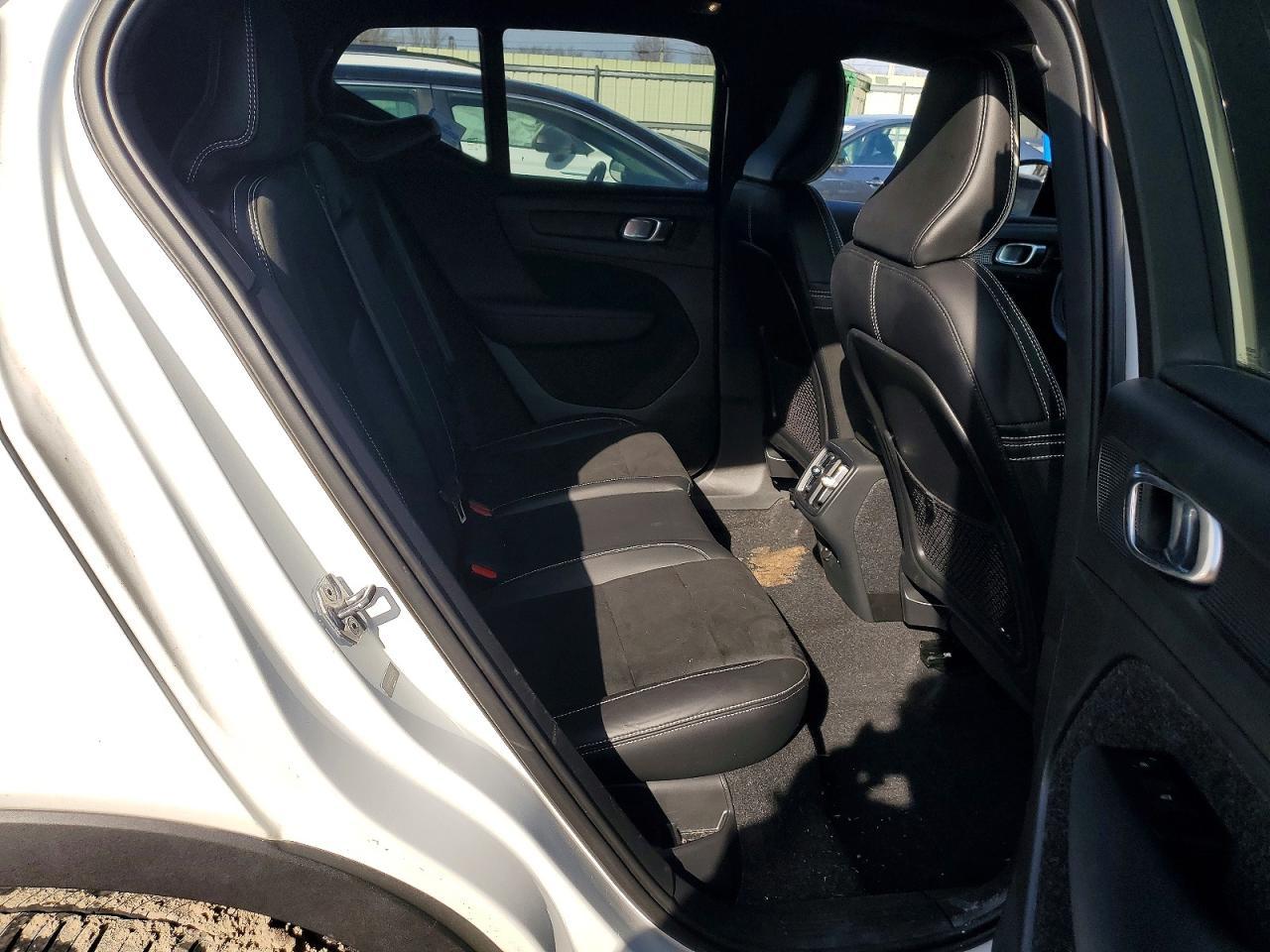 2021 VOLVO XC40