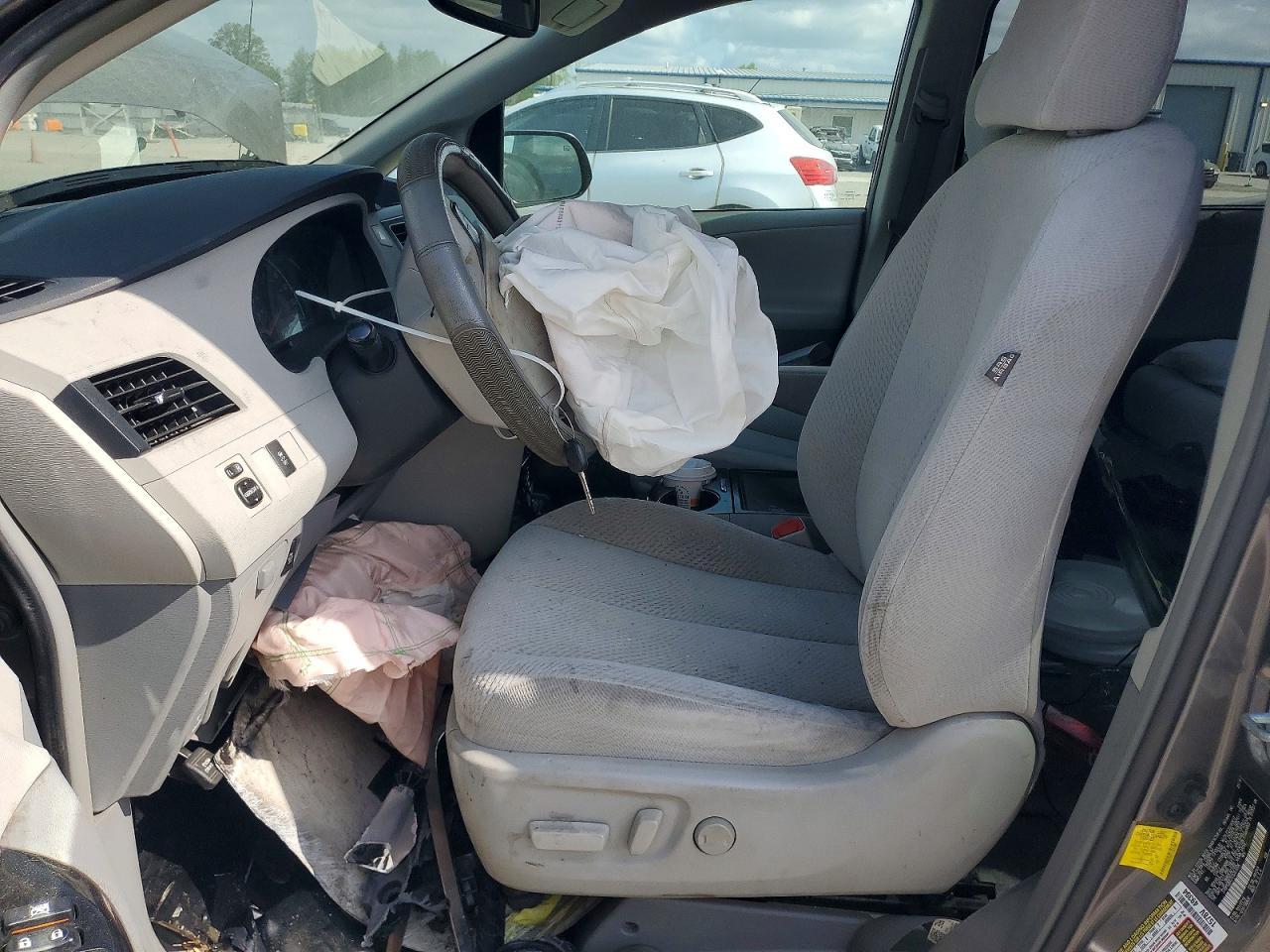 2012 TOYOTA SIENNA