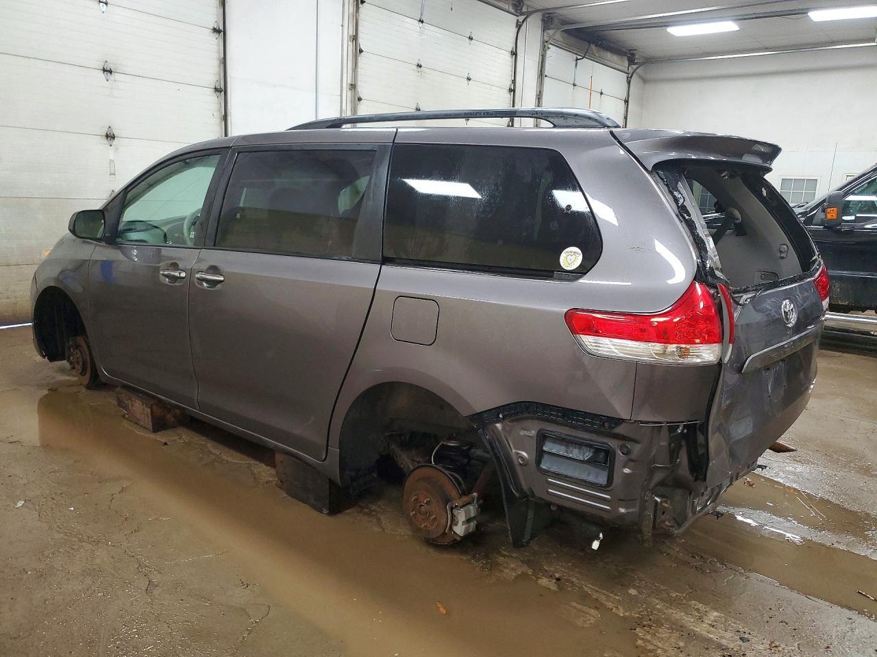 2014 TOYOTA SIENNA