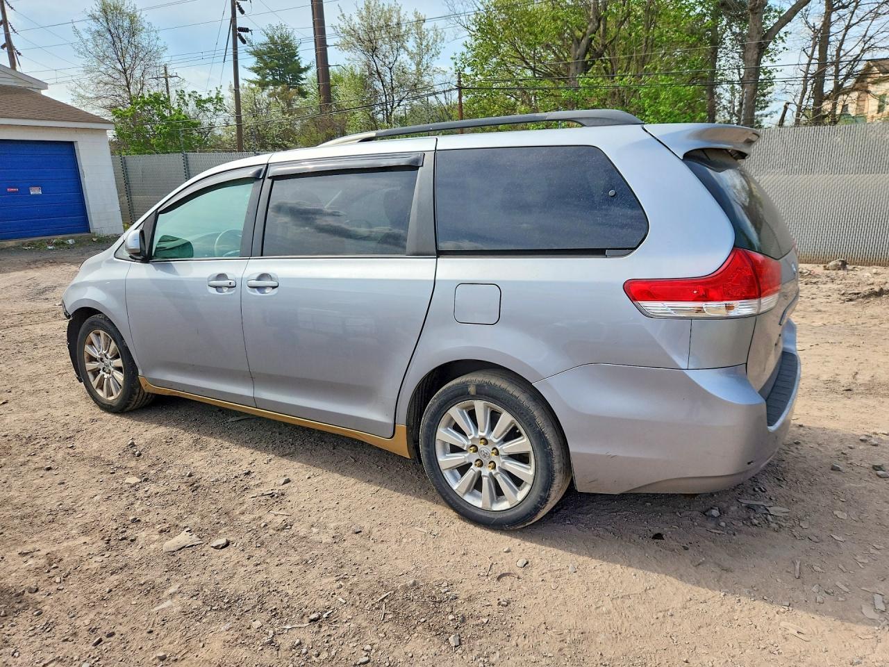 2011 TOYOTA SIENNA