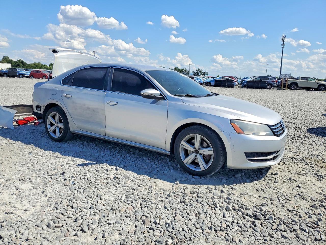 2012 VOLKSWAGEN Passat