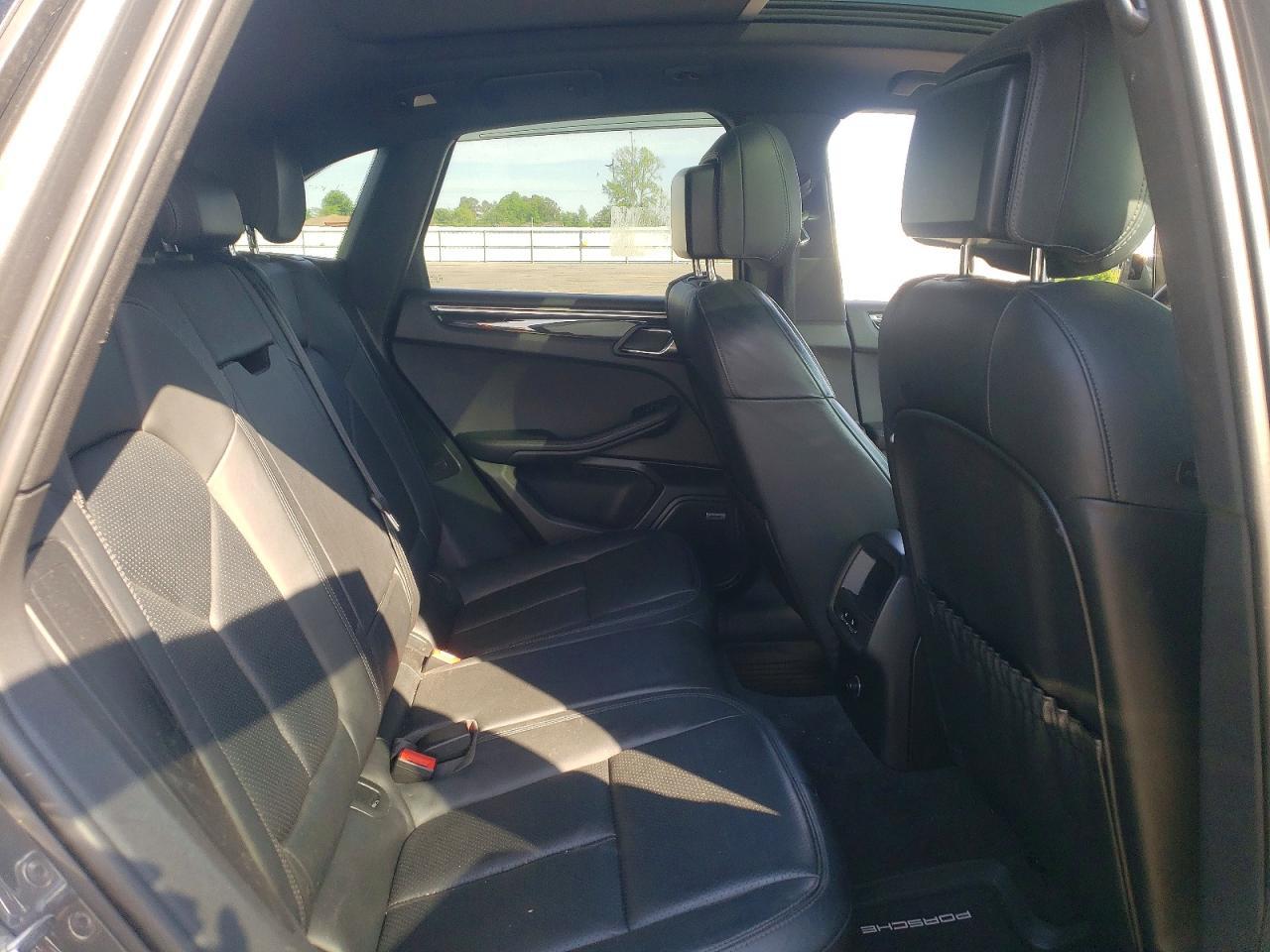 2015 PORSCHE Macan