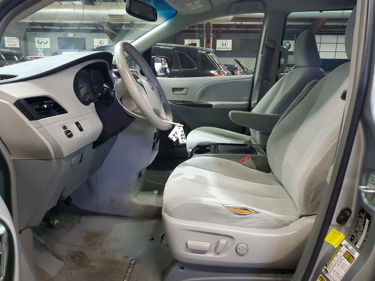2011 TOYOTA SIENNA