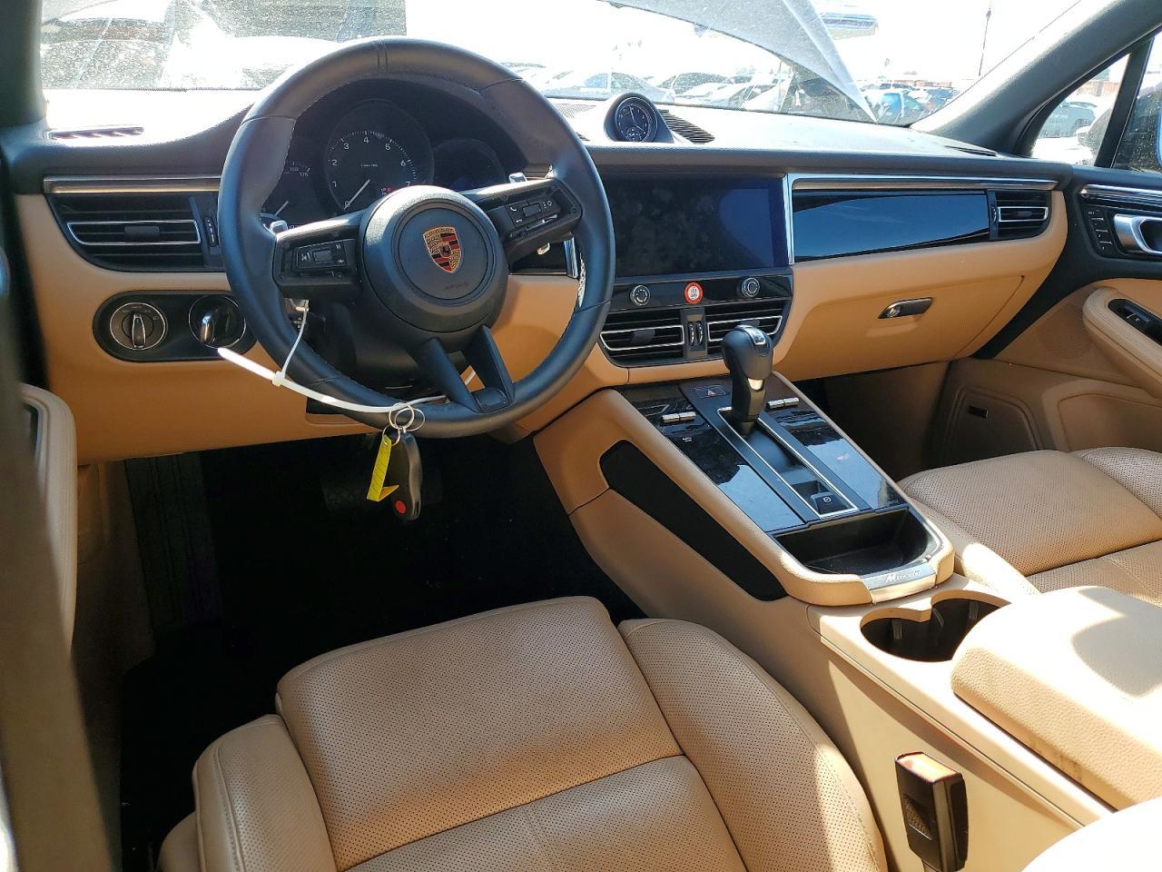 2025 PORSCHE Macan