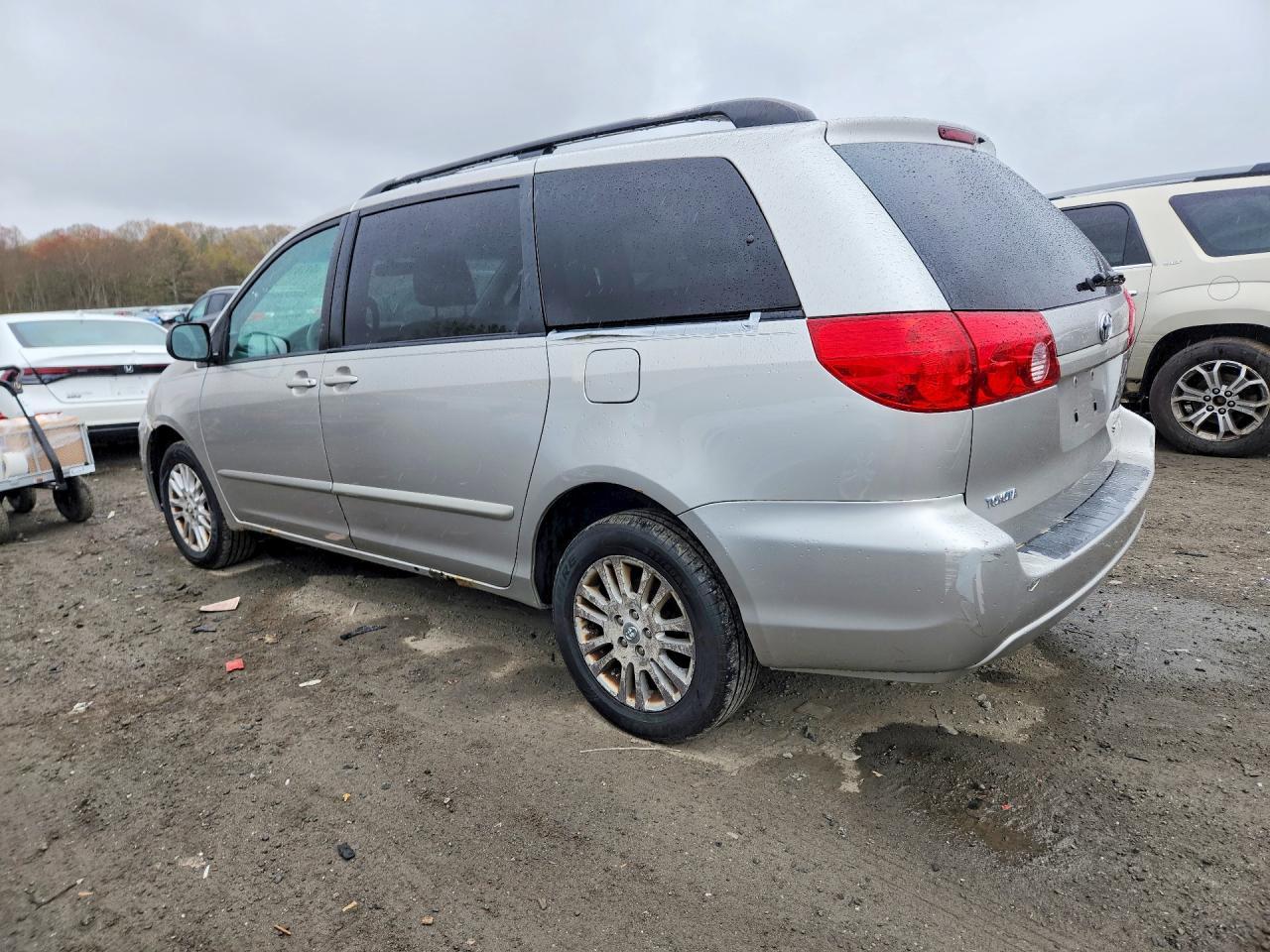 2010 TOYOTA SIENNA