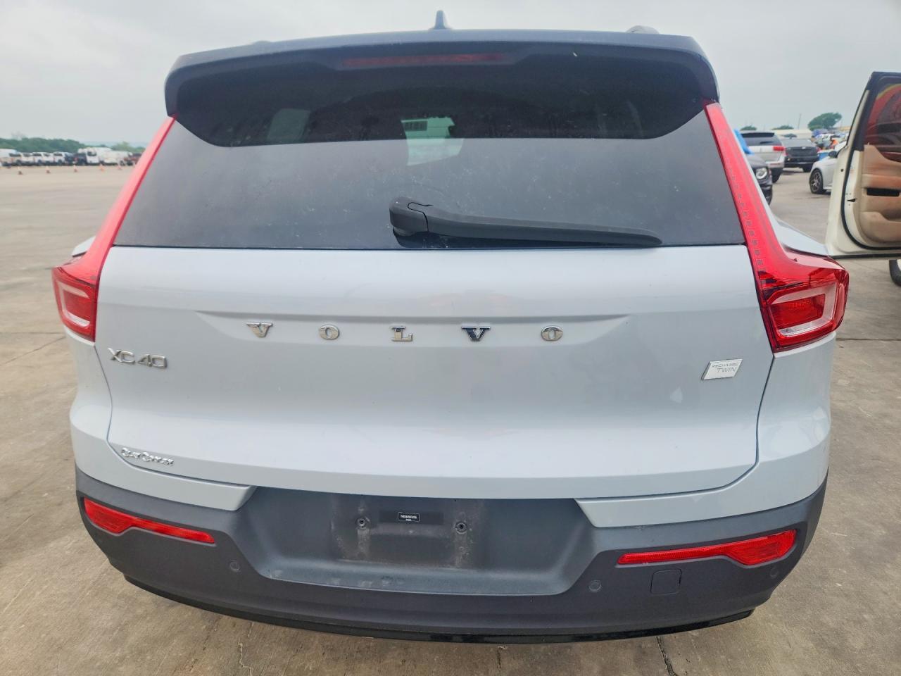 2022 VOLVO XC40