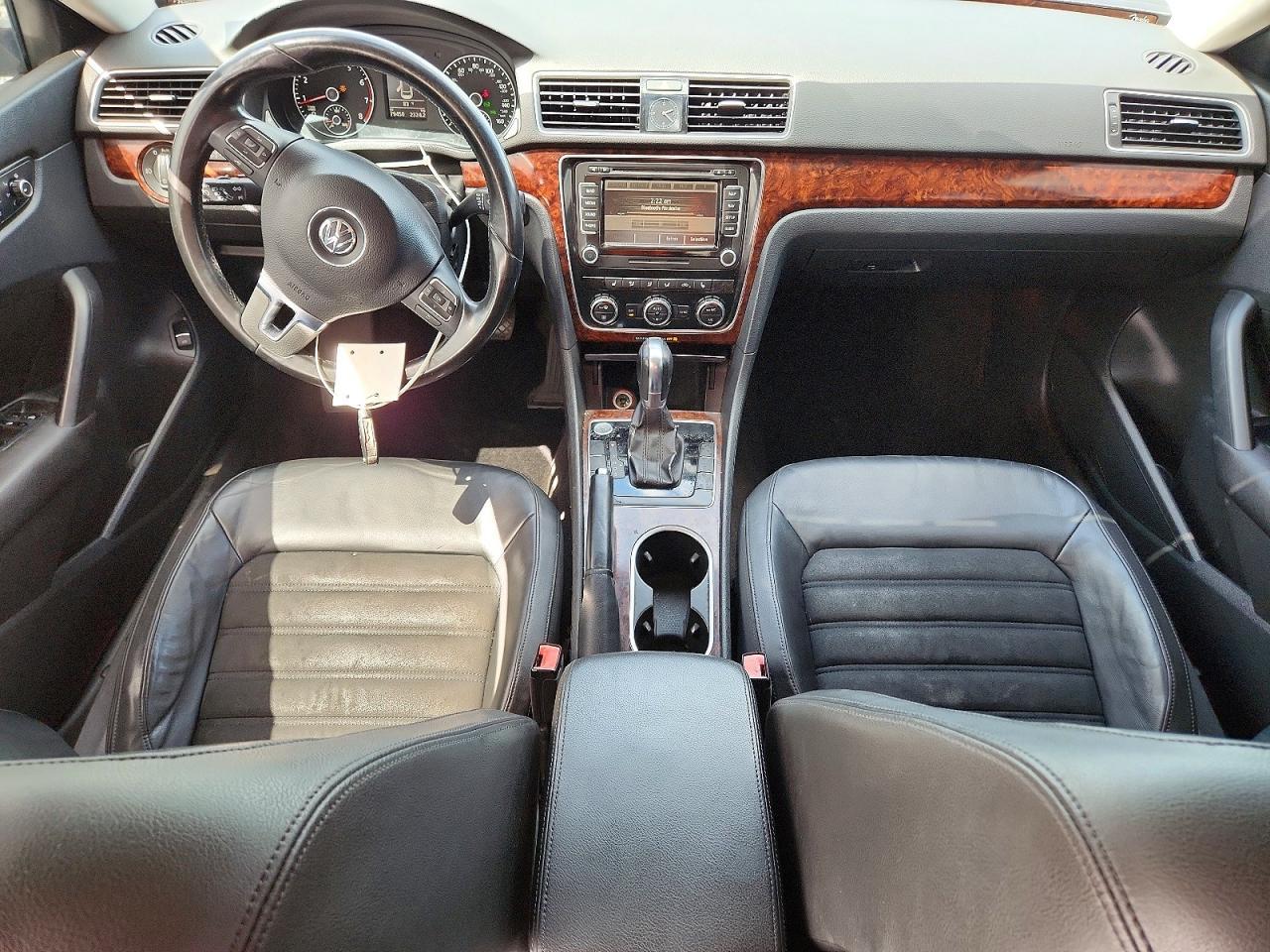2013 VOLKSWAGEN Passat