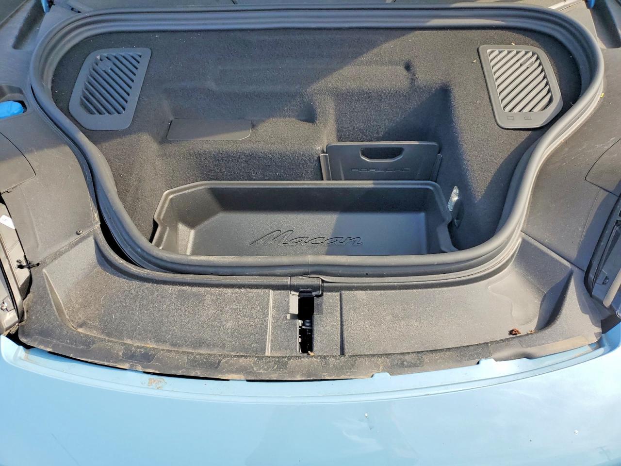 2025 PORSCHE Macan