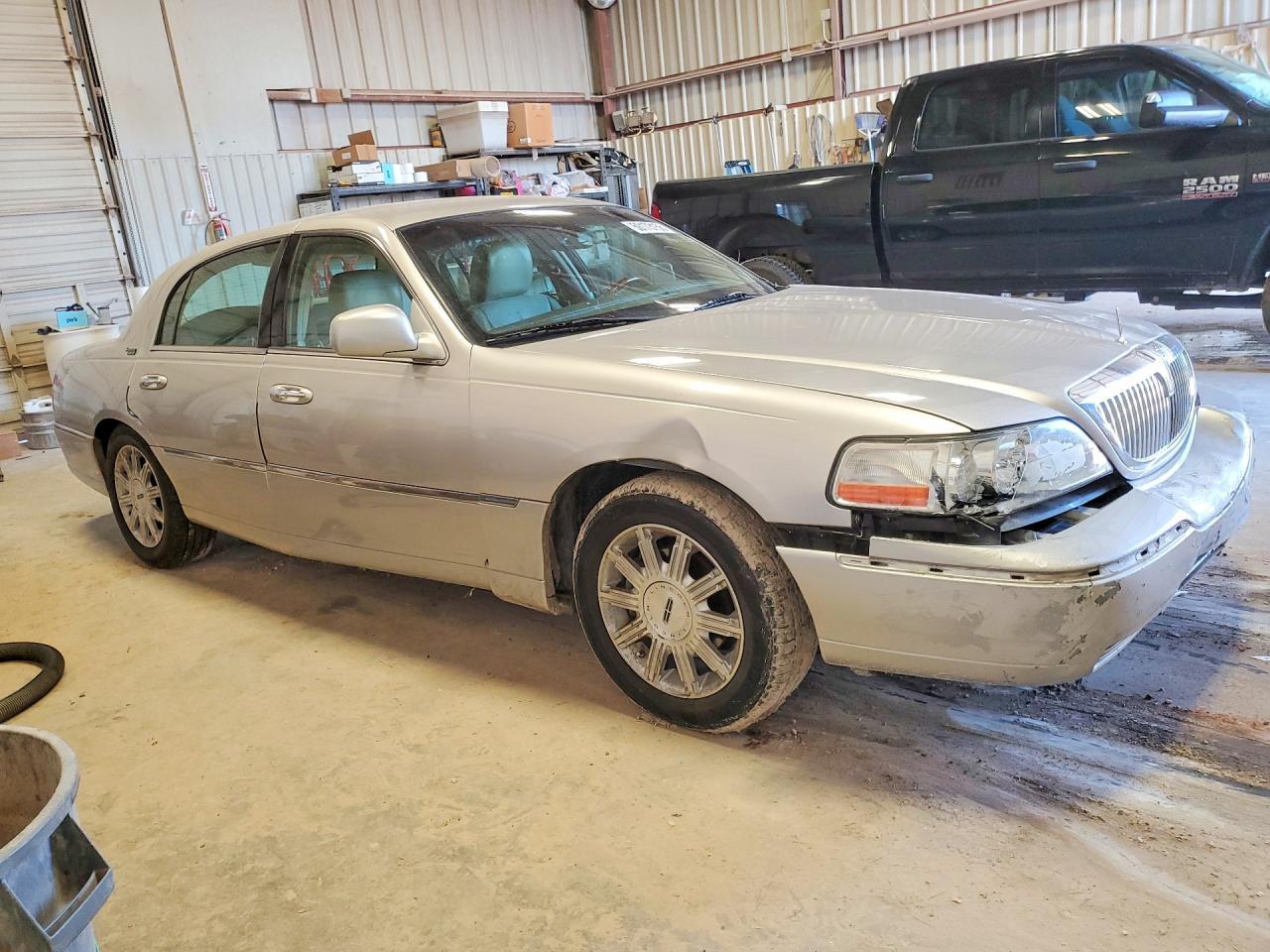 2011 LINCOLN Town Car