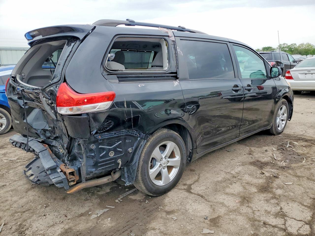 2011 TOYOTA SIENNA