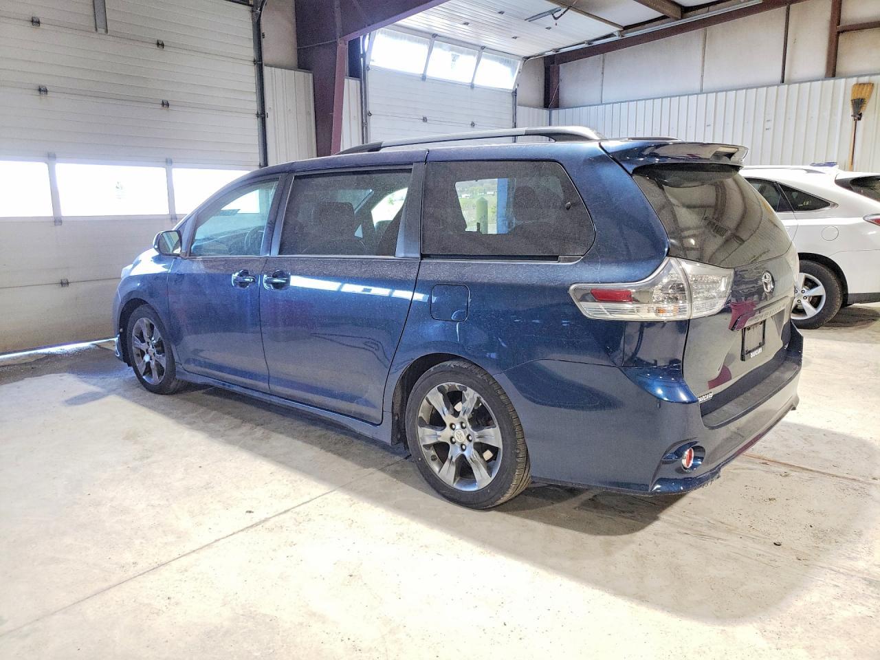 2011 TOYOTA SIENNA