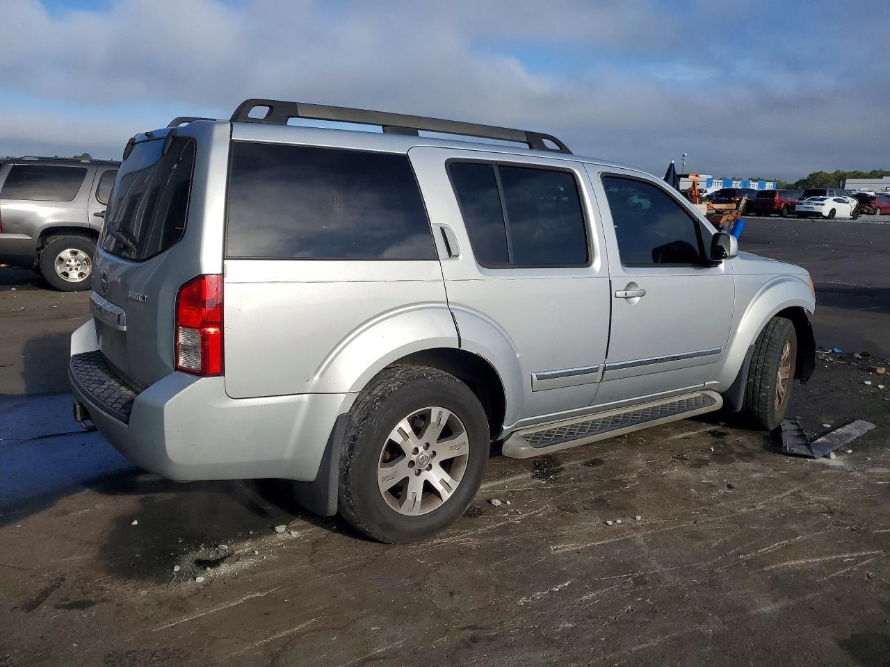 2011 NISSAN PATHFINDER
