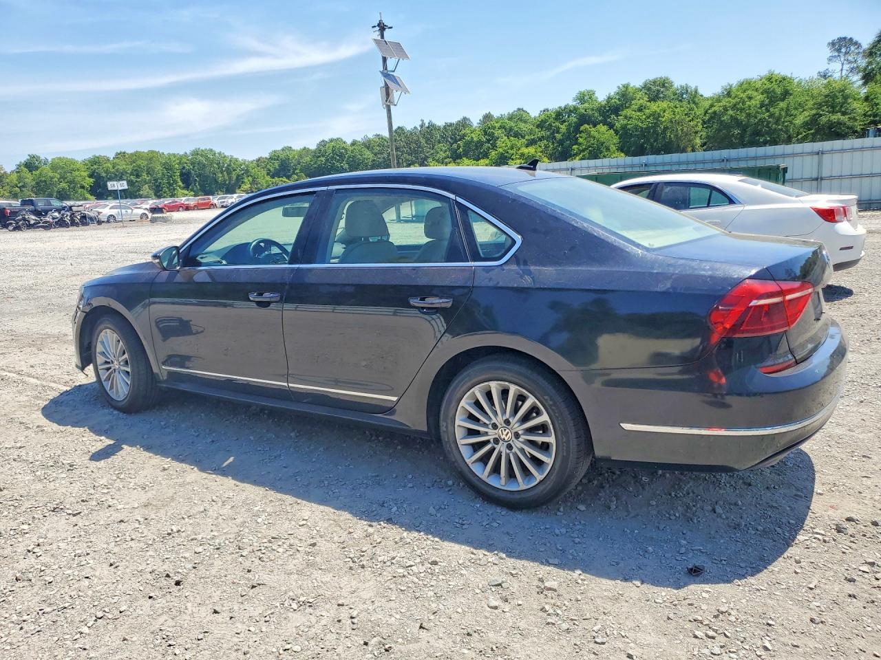 2017 VOLKSWAGEN Passat