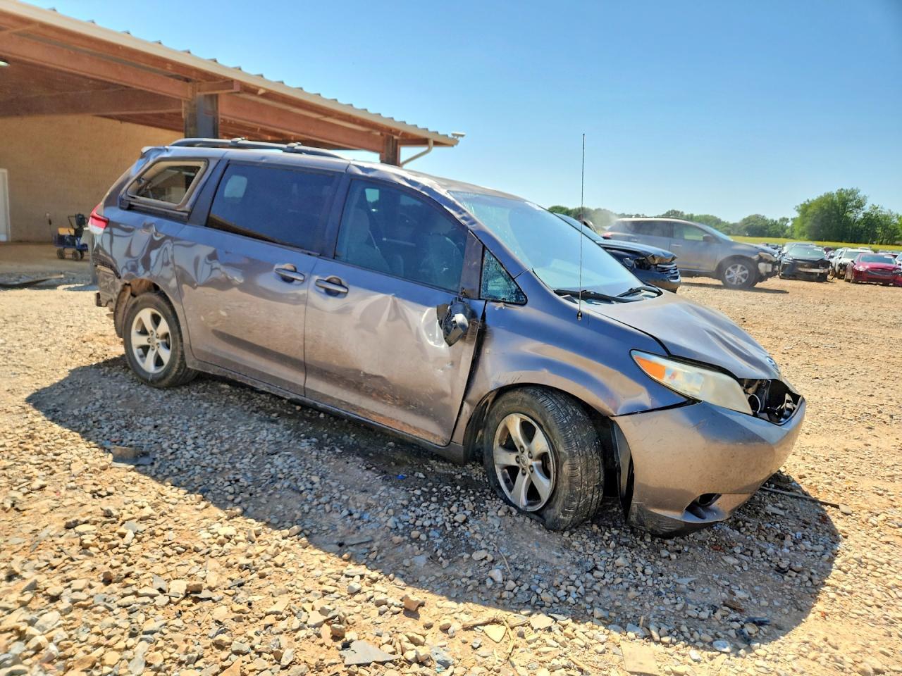 2011 TOYOTA SIENNA