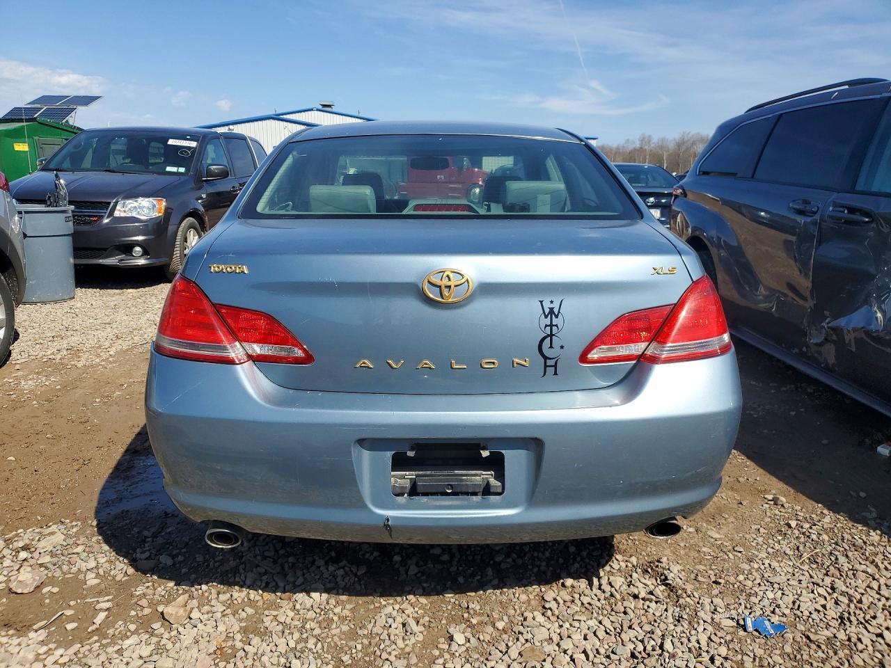 2005 TOYOTA Avalon