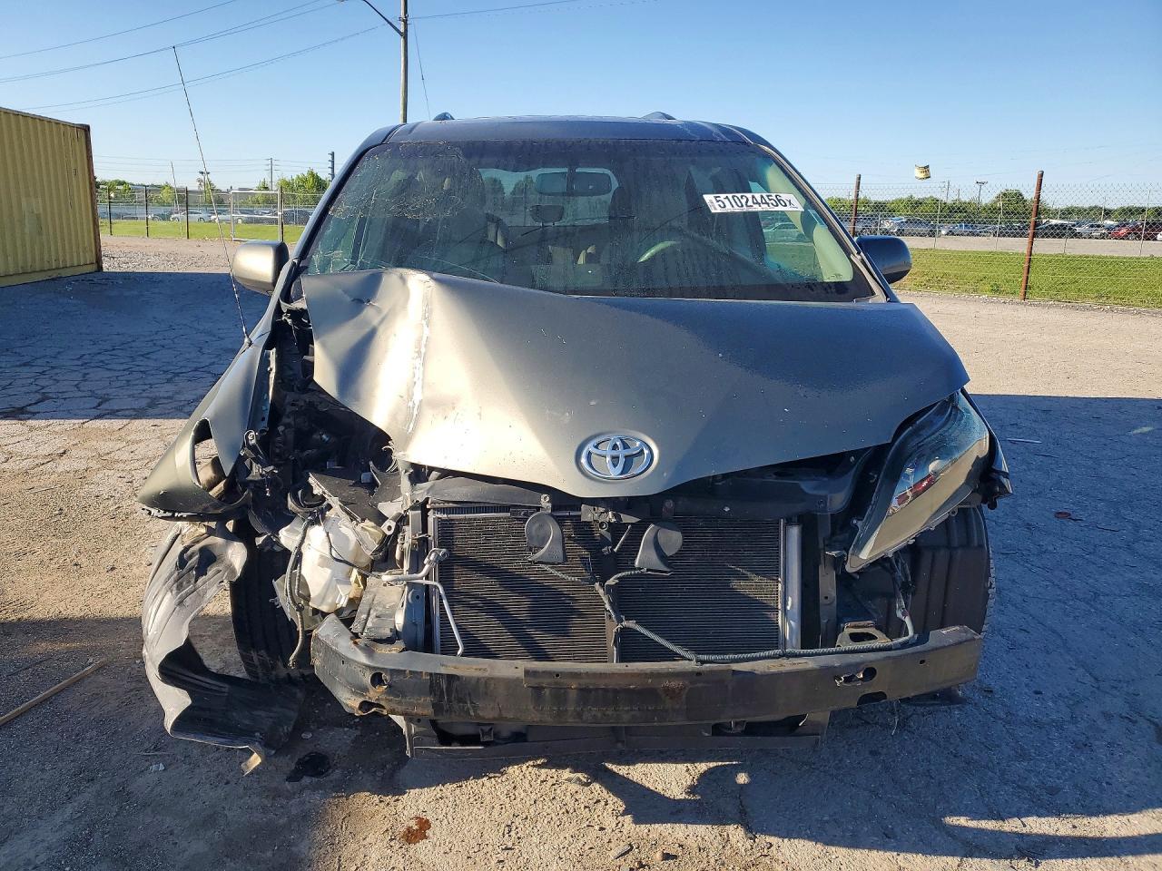 2011 TOYOTA SIENNA