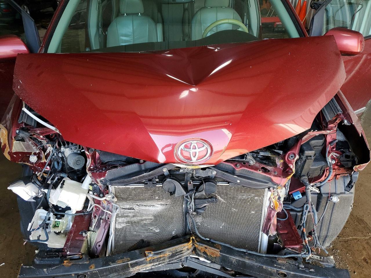 2011 TOYOTA SIENNA