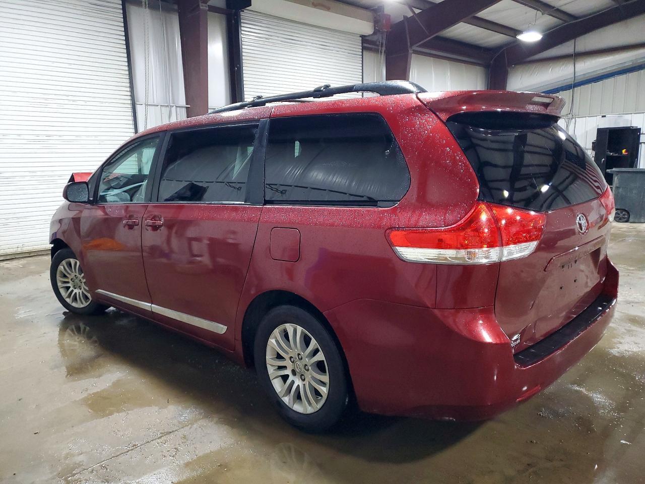 2011 TOYOTA SIENNA