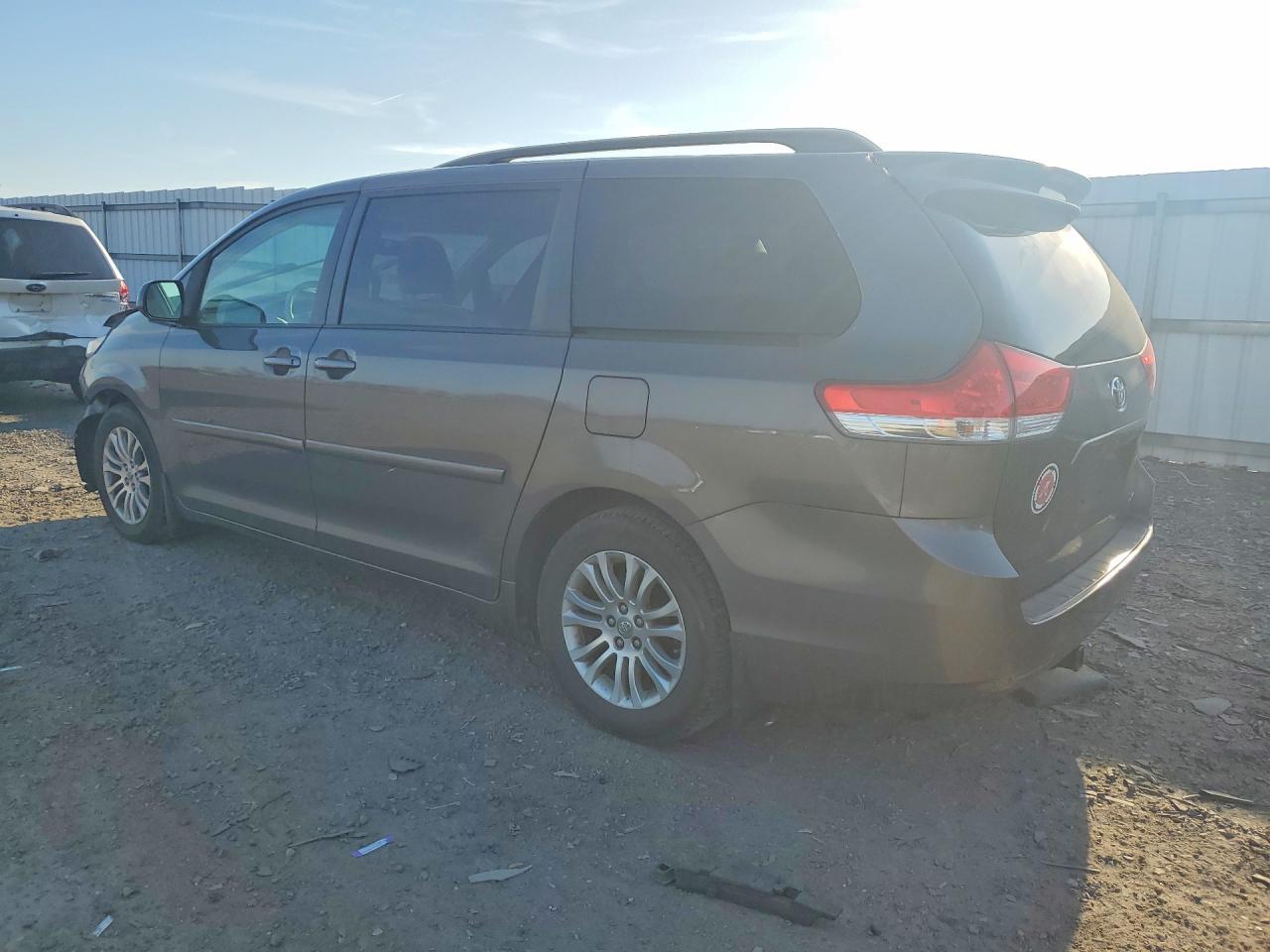 2012 TOYOTA SIENNA
