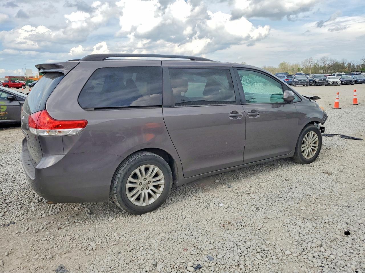 2013 TOYOTA SIENNA