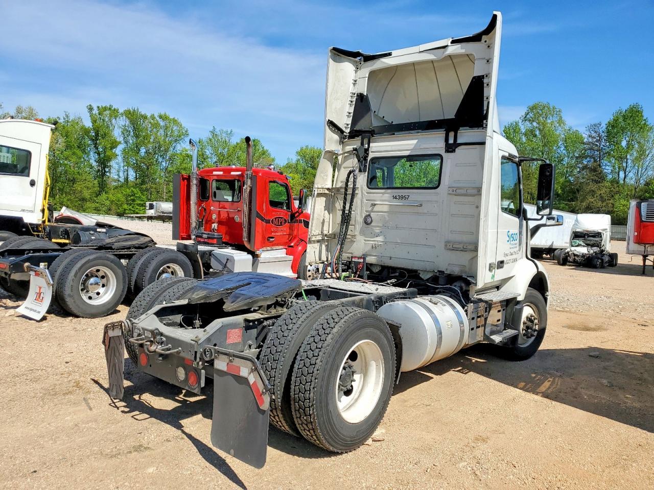 2023 VOLVO VNR