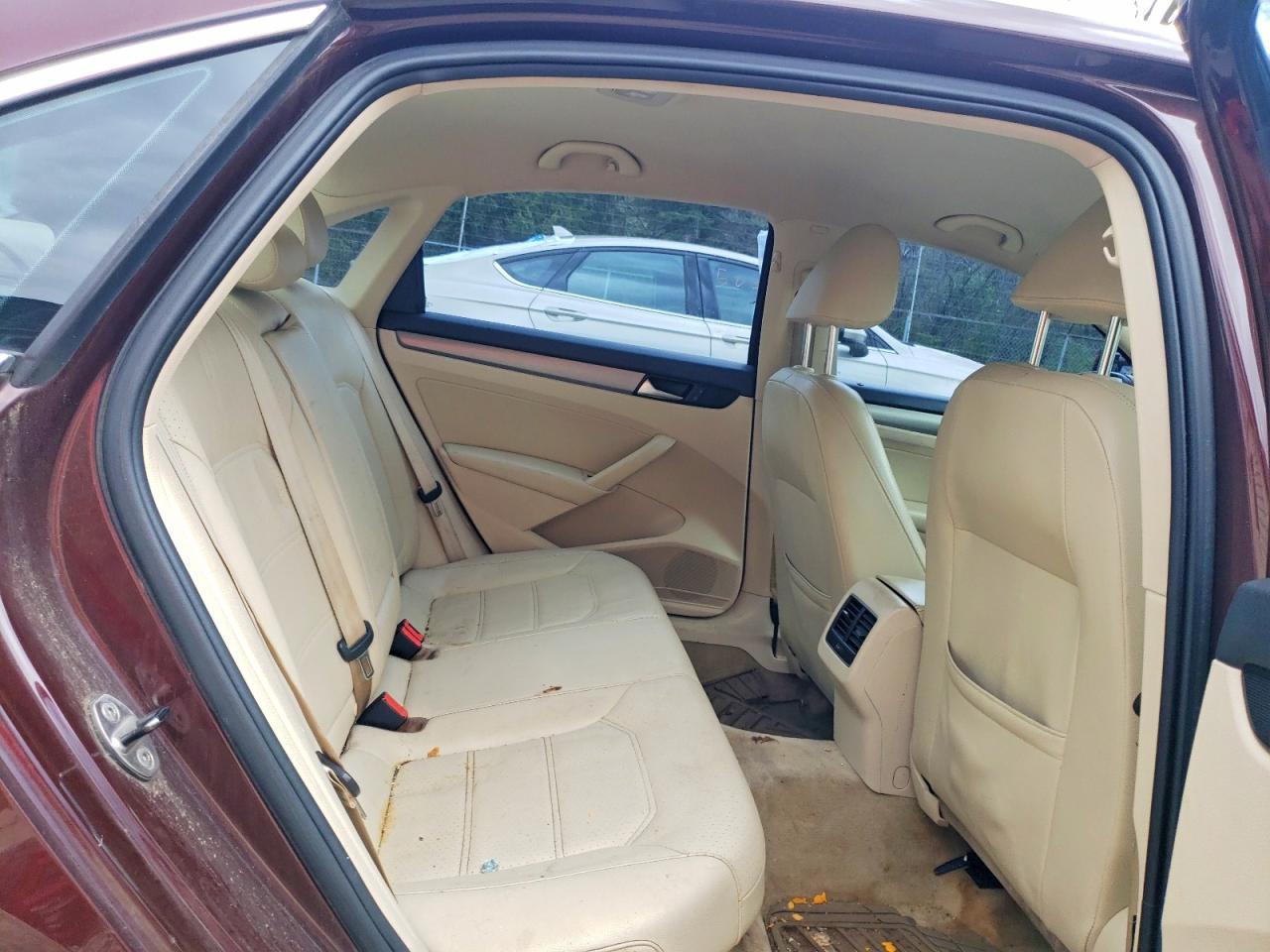 2014 VOLKSWAGEN Passat