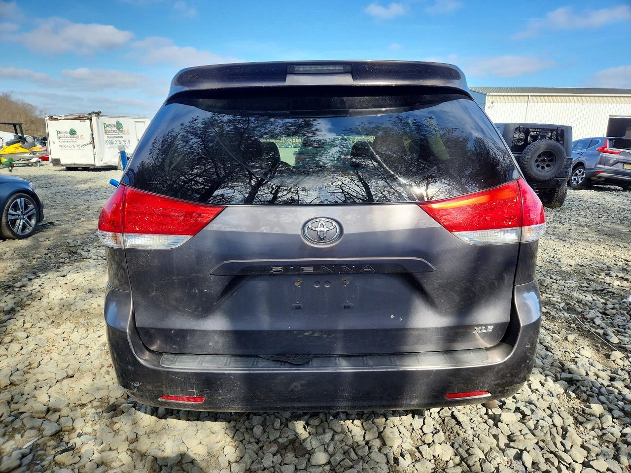 2011 TOYOTA SIENNA