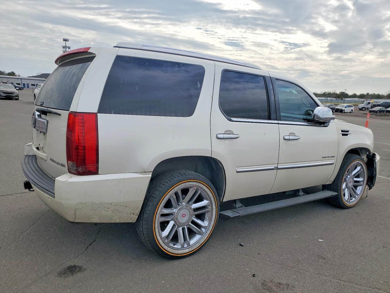 2011 CADILLAC ESCALADE