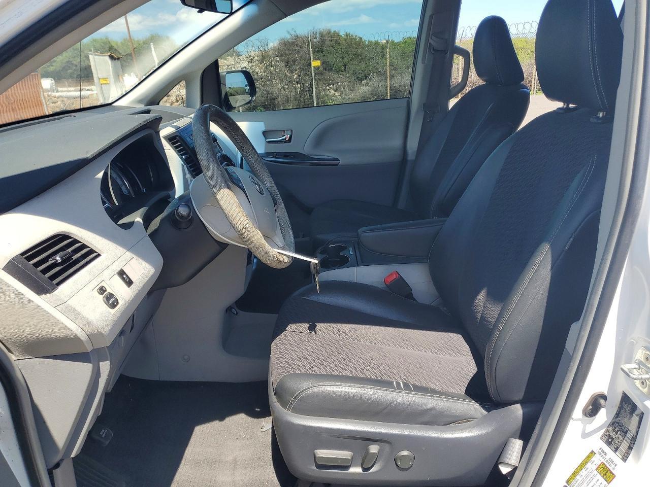 2011 TOYOTA SIENNA