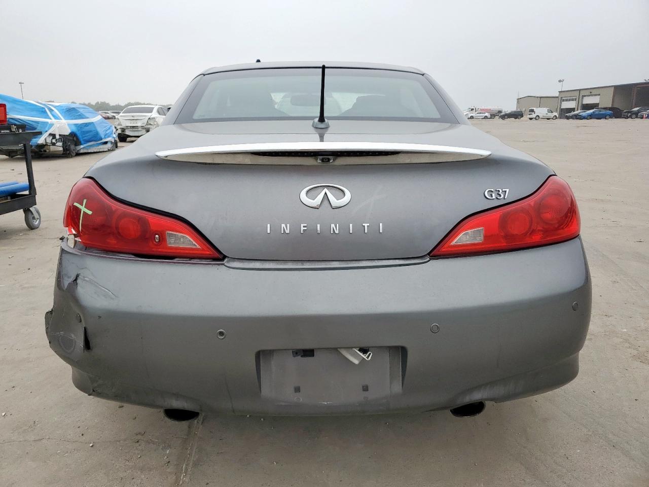 2011 INFINITI G37