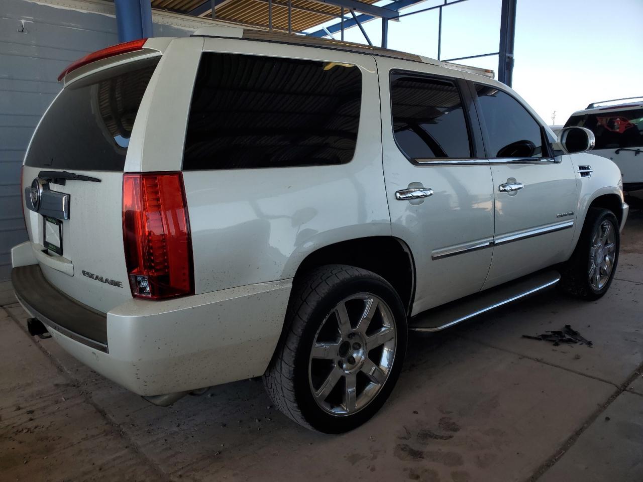 2011 CADILLAC ESCALADE