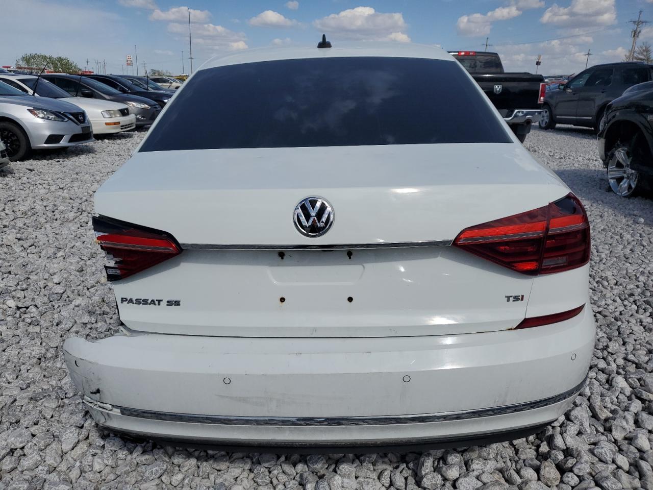 2017 VOLKSWAGEN Passat
