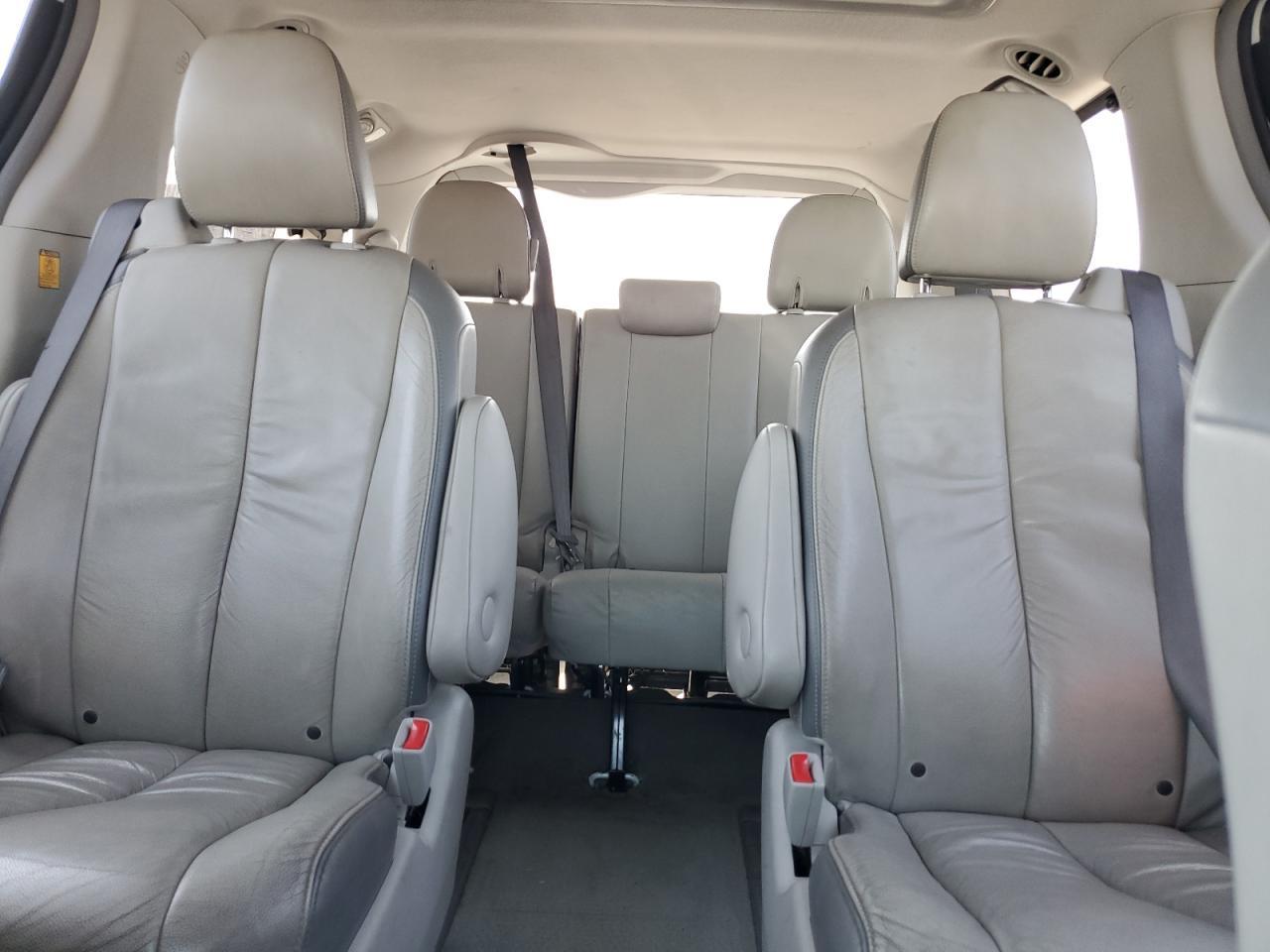 2012 TOYOTA SIENNA