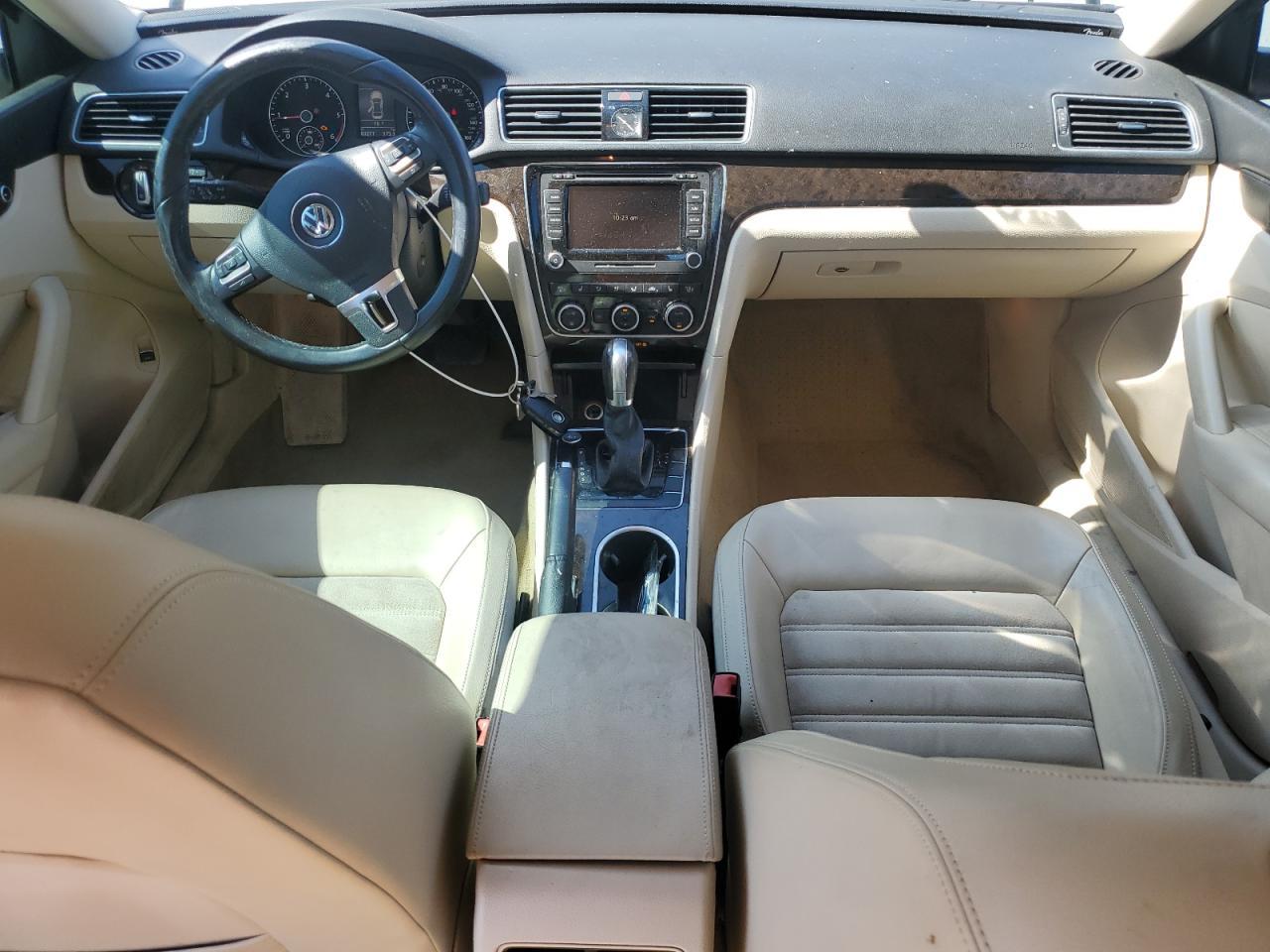 2014 VOLKSWAGEN Passat