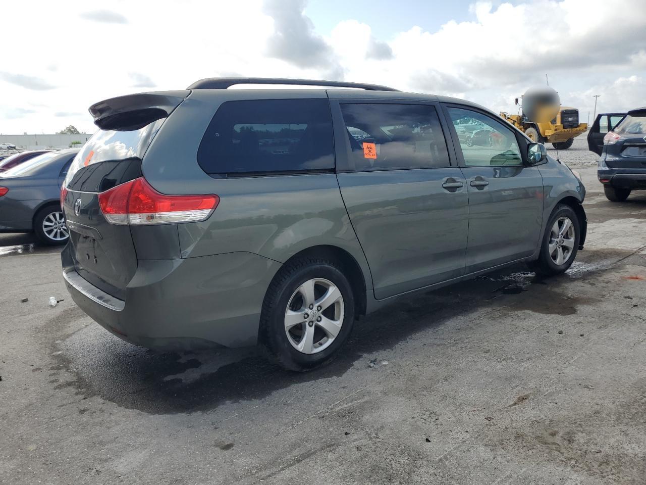 2011 TOYOTA SIENNA