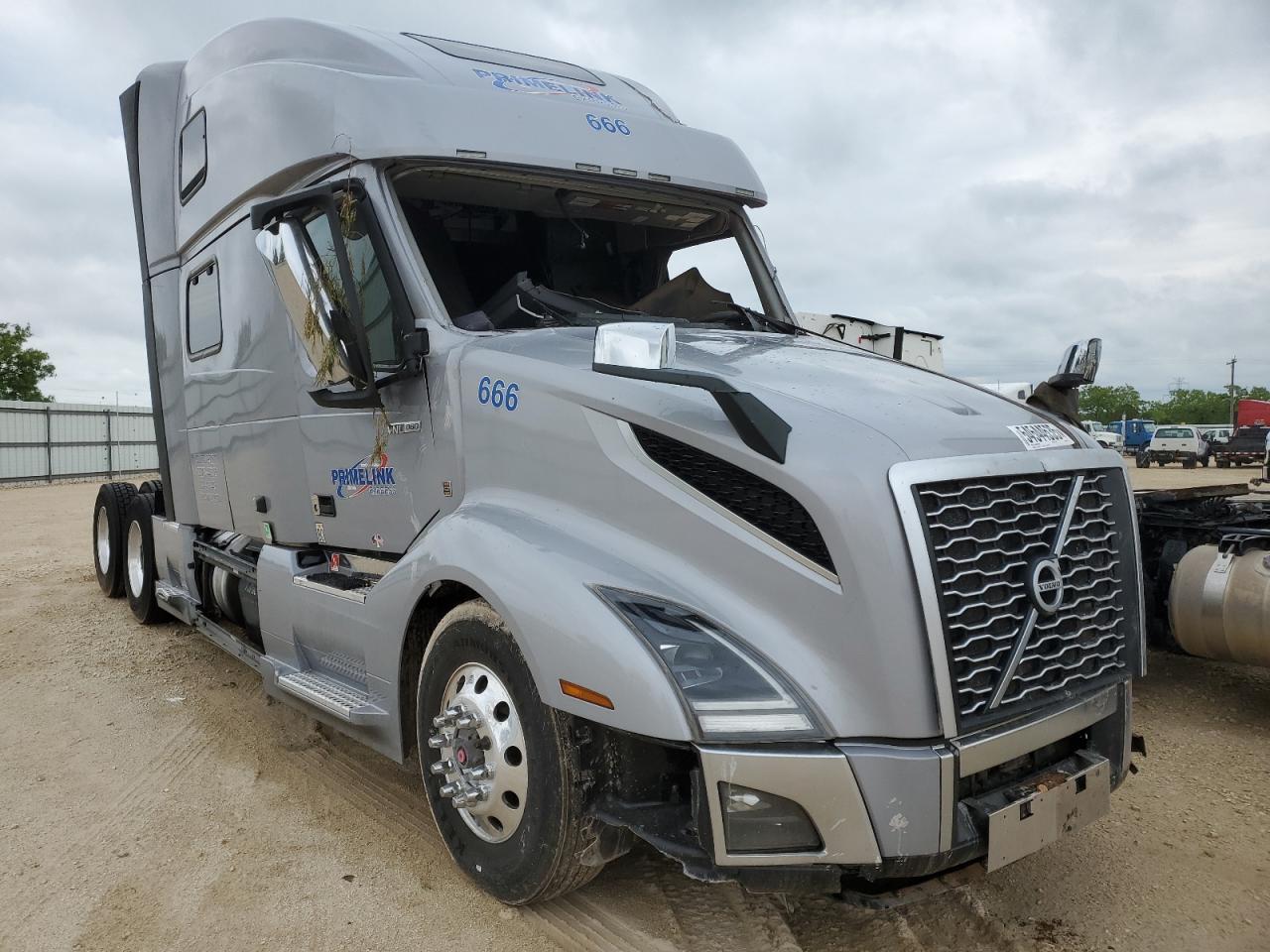 2022 VOLVO VNL