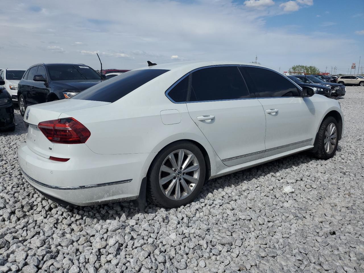 2017 VOLKSWAGEN Passat