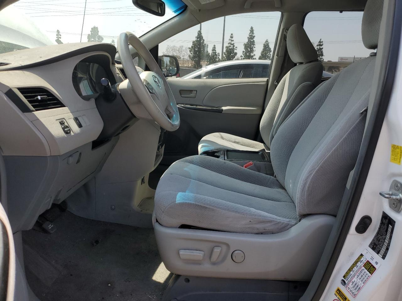 2011 TOYOTA SIENNA