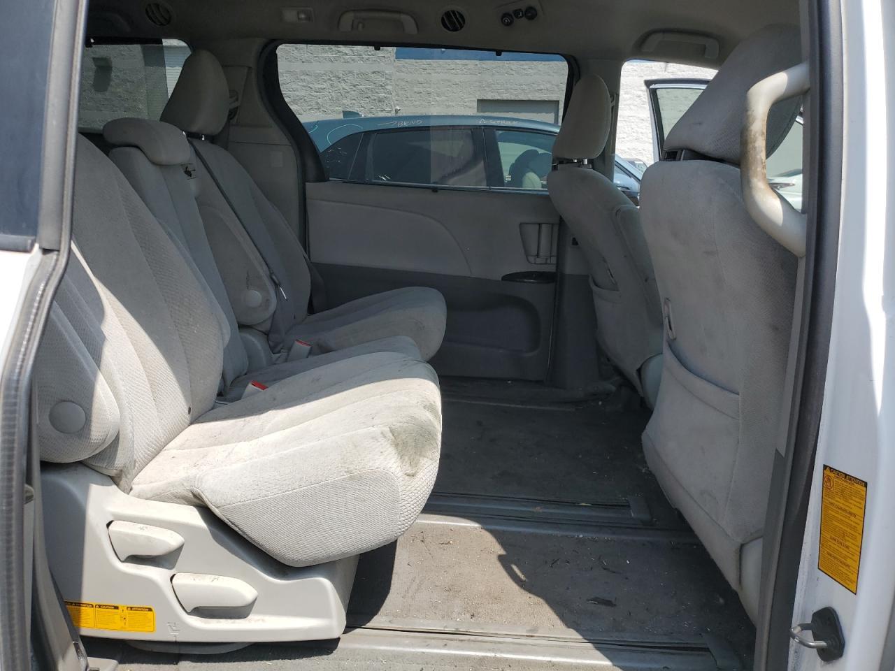 2011 TOYOTA SIENNA
