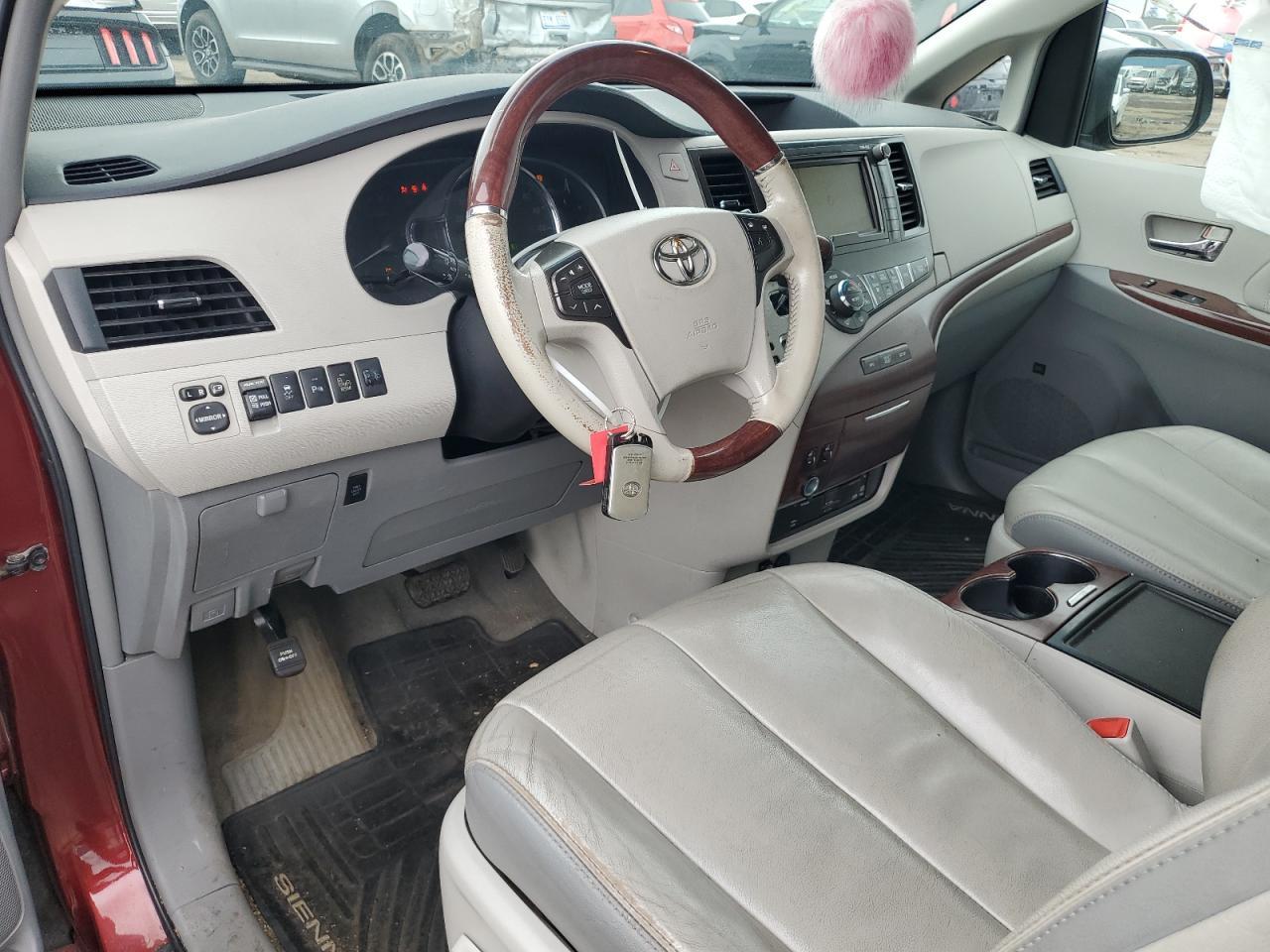 2014 TOYOTA SIENNA