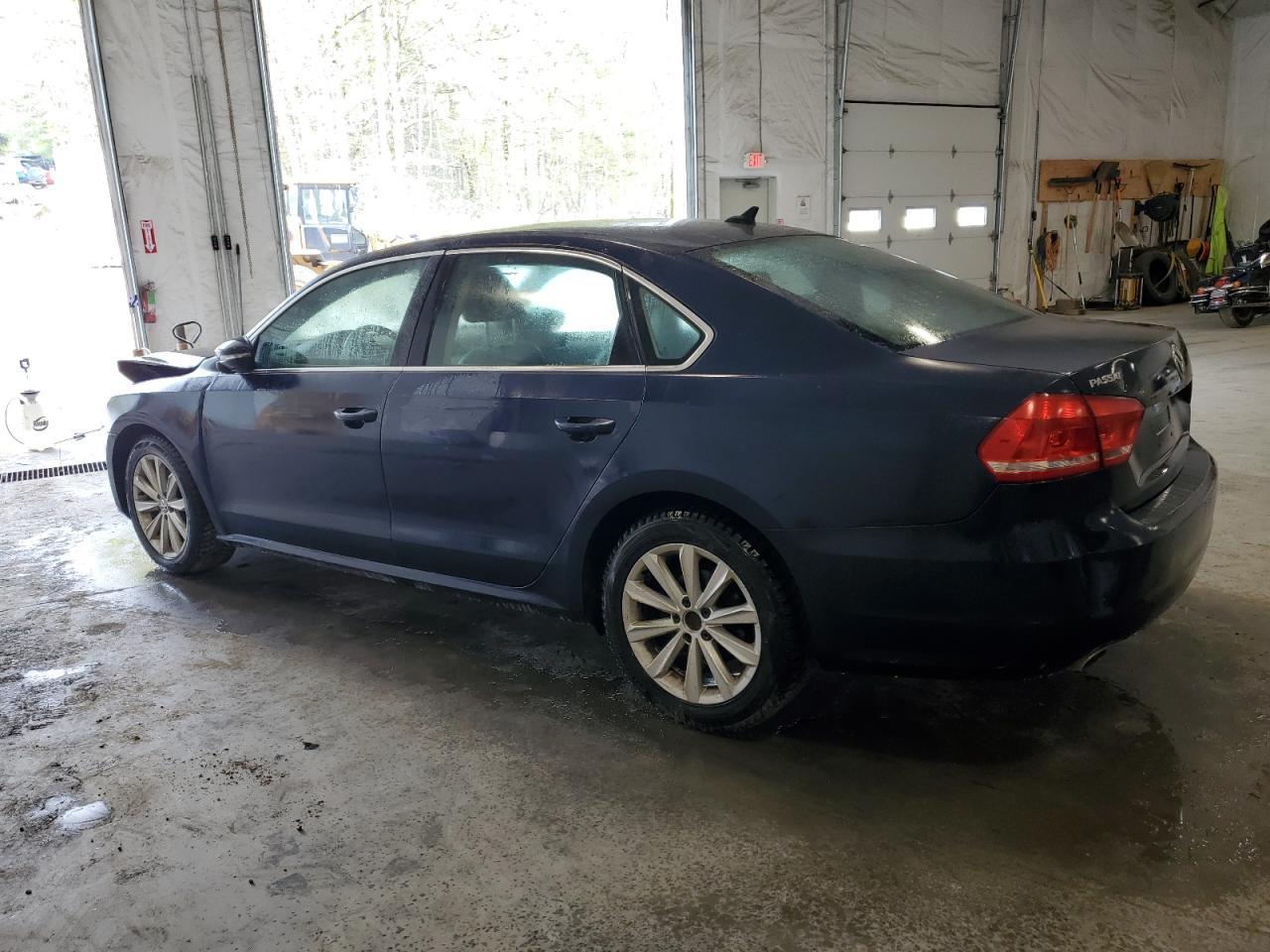 2012 VOLKSWAGEN Passat