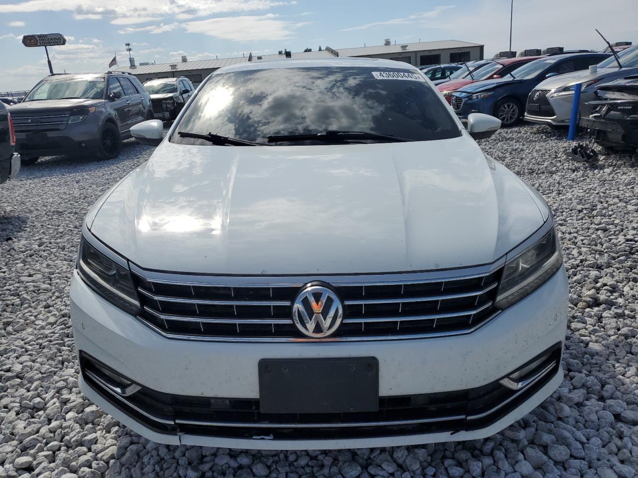 2017 VOLKSWAGEN Passat