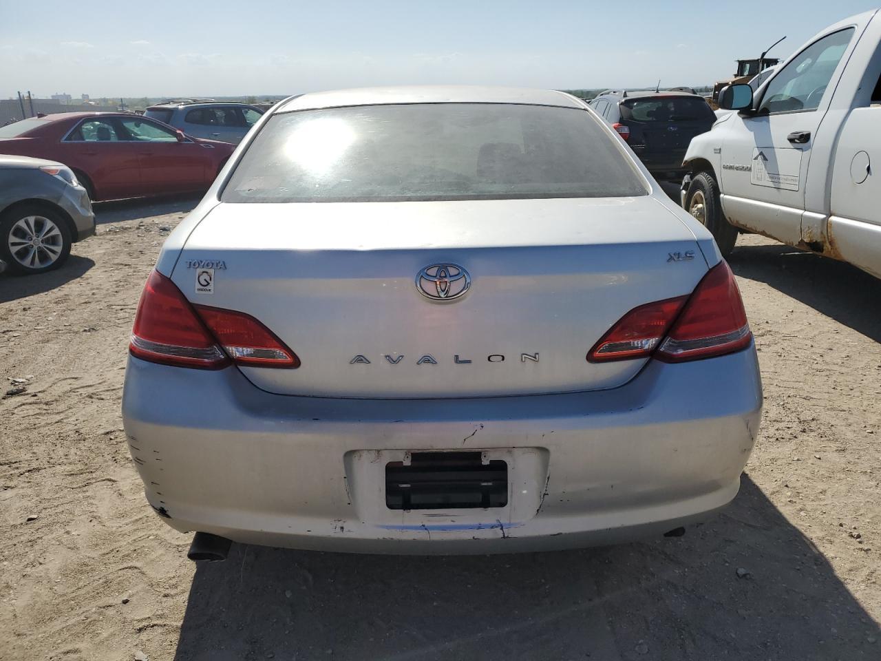 2005 TOYOTA Avalon