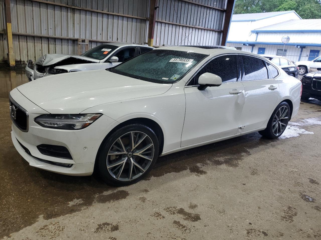 2017 VOLVO S90