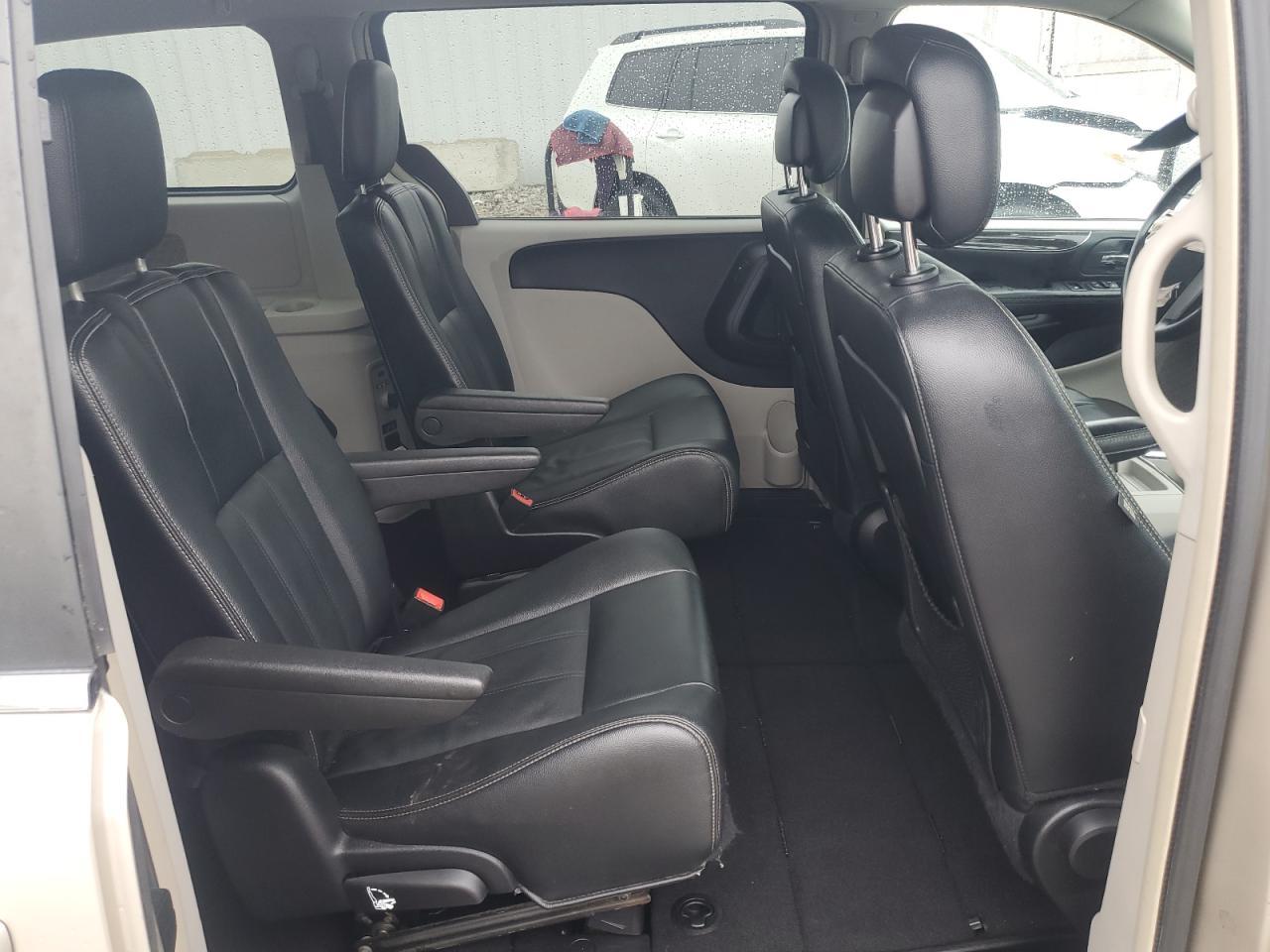 2016 CHRYSLER Town & Country