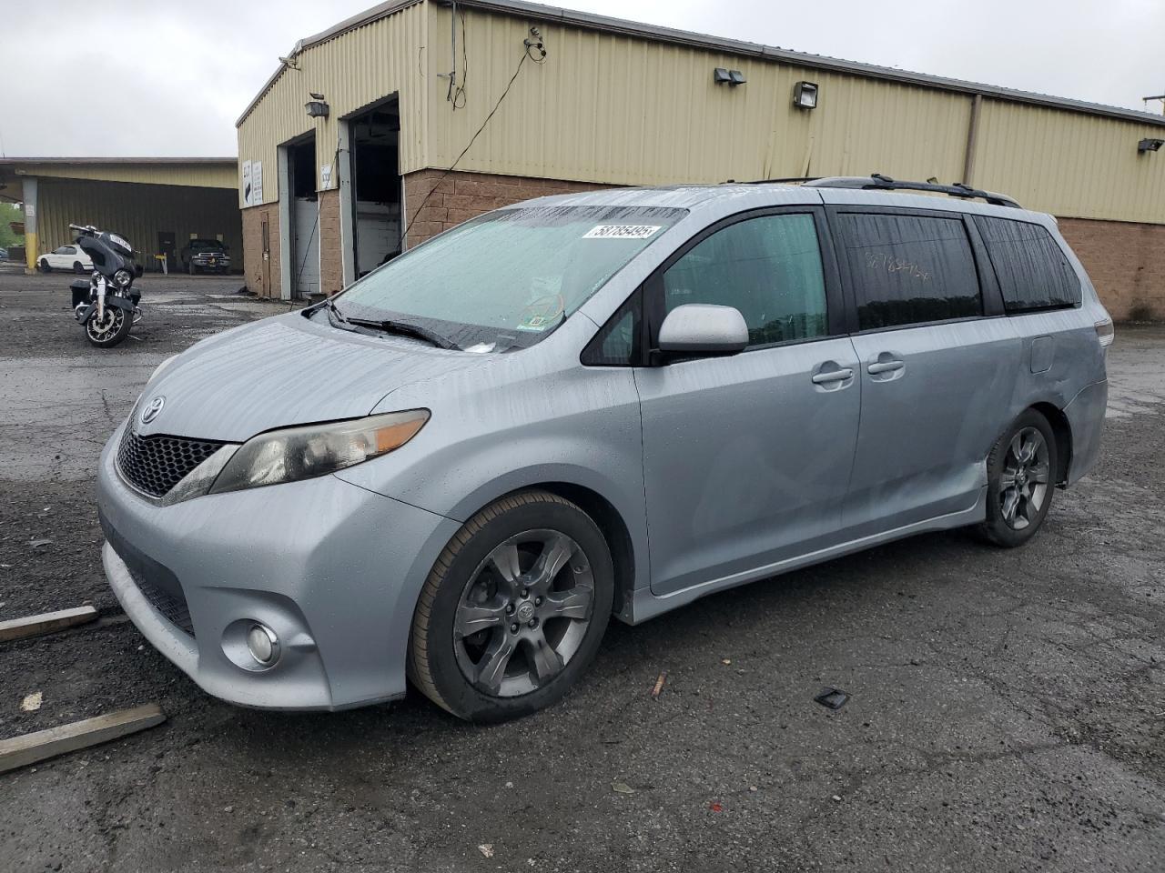2011 TOYOTA SIENNA