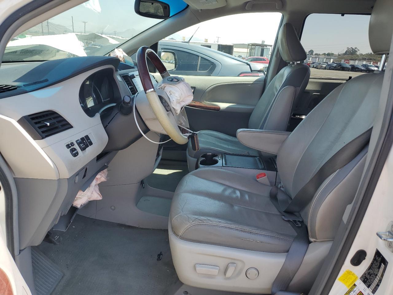 2012 TOYOTA SIENNA