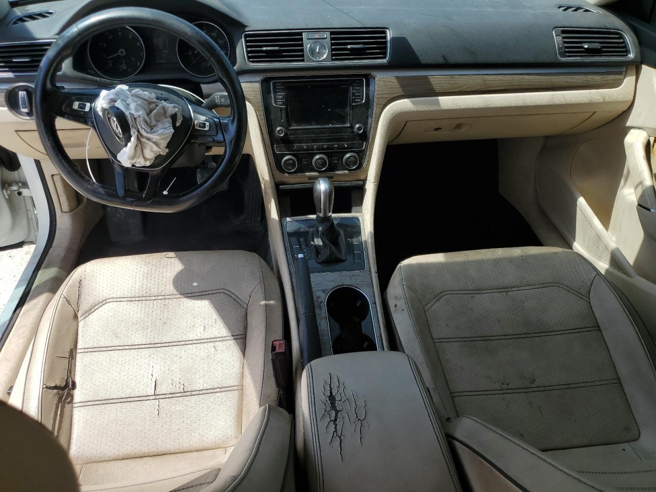 2016 VOLKSWAGEN Passat