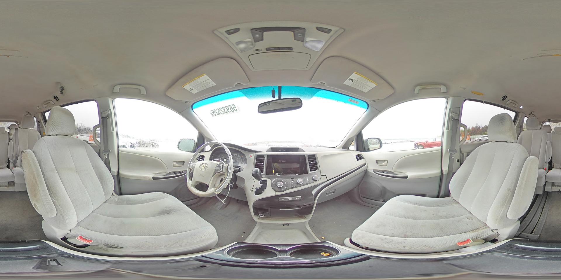 2011 TOYOTA SIENNA