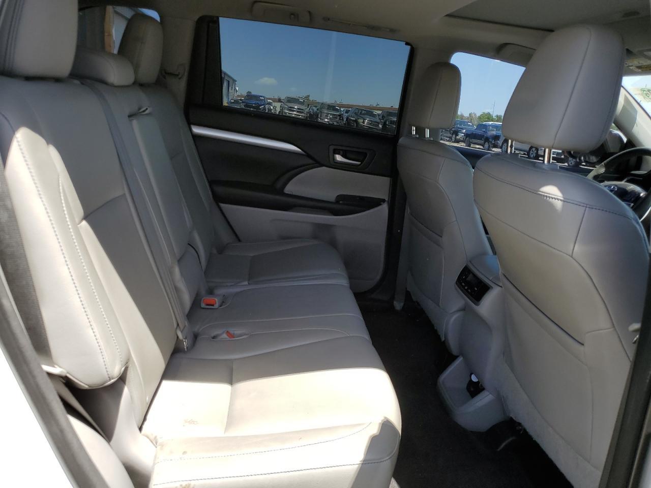 2016 TOYOTA HIGHLANDER